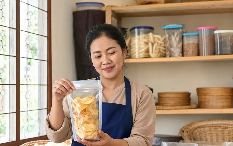 Suasana usaha camilan keripik Indonesia